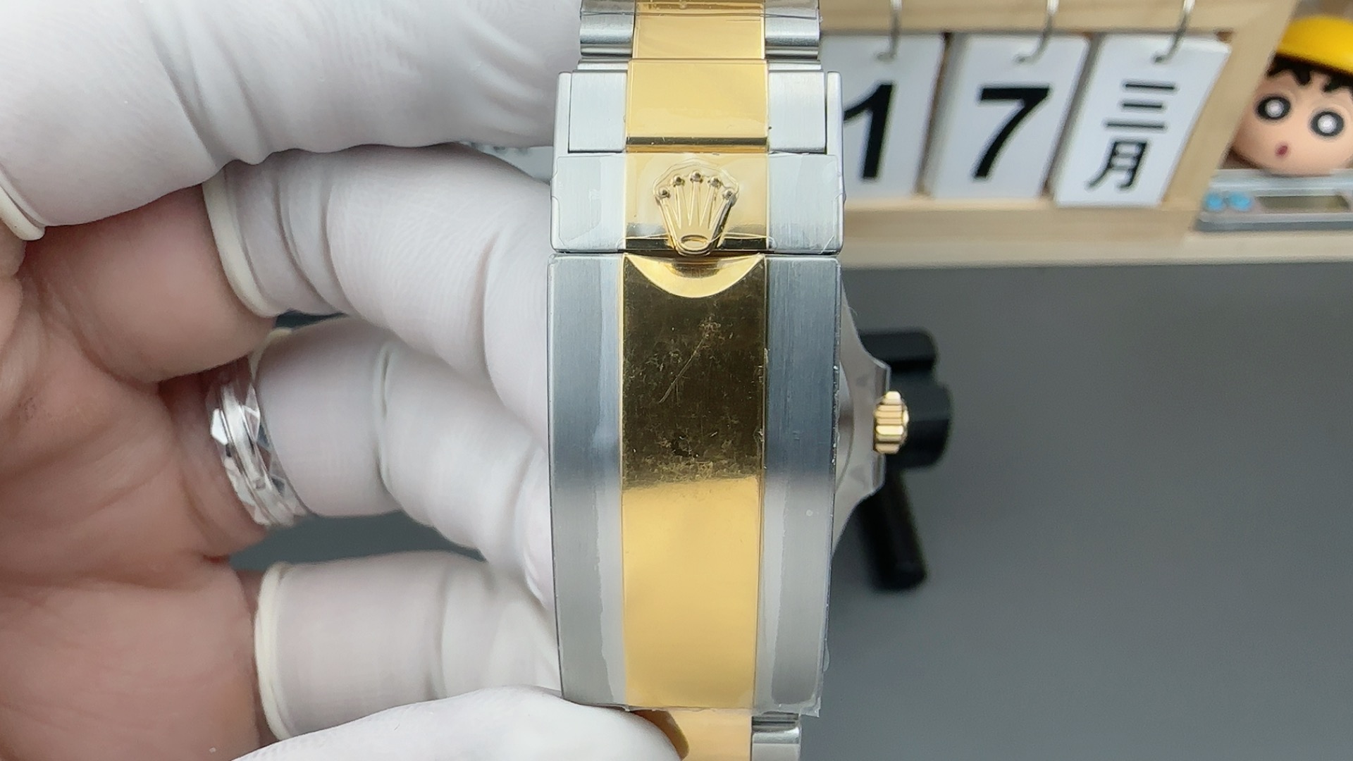 Clasp view of two tone replica Rolex Submariner bracelet showing finishing and center links