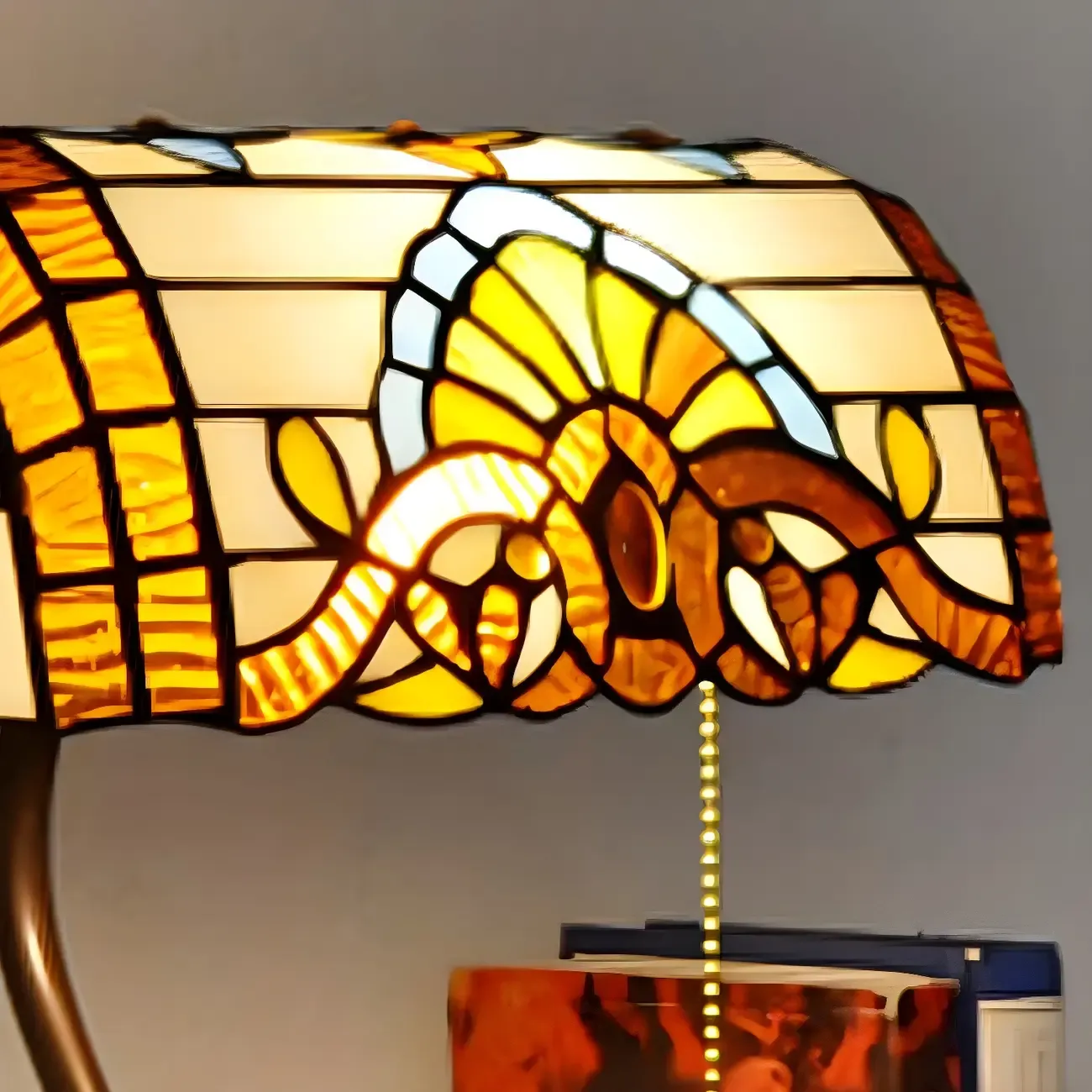 HomeyFad Retro Stained Glass LED Banker Table Lamp in Pull Chain