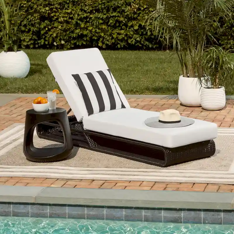 SAFAVIEH Outdoor Vale Chaise Lounge Chair with Cushion - 24W x 78D x 31H