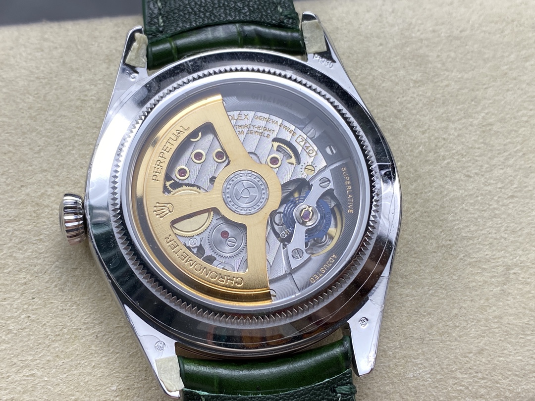 Replica Rolex 7140 movement exhibition case back with gold rotor