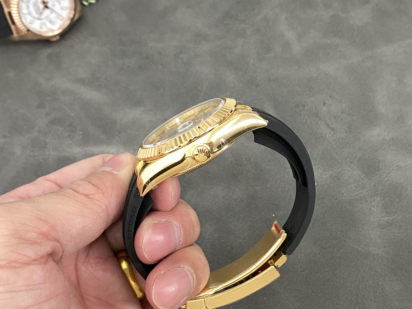 Vue de profil d'une réplique Rolex Sky-Dweller en or avec bracelet Oysterflex