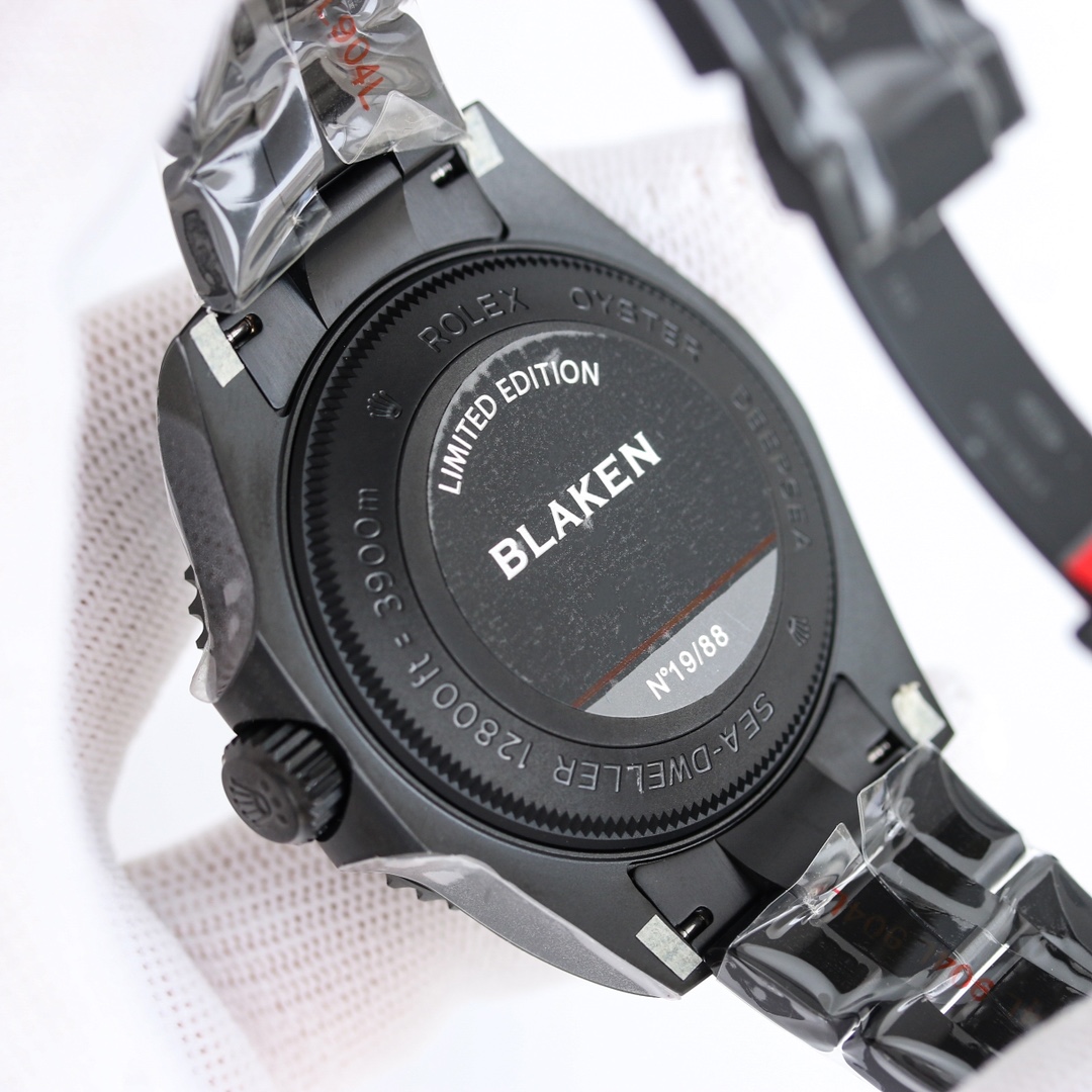 Fond de boîte Rolex Deepsea Blaken Limited Edition, preuve du style modifié