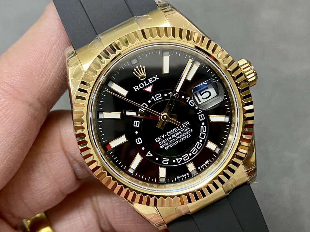 Esfera detallada del Rolex Sky-Dweller super clon con funcion GMT y fecha, modelo de oro amarillo.
