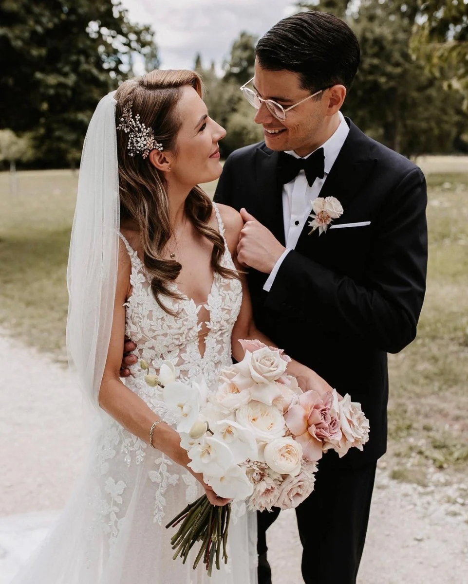 Charming A Line V Neck Tulle Wedding Dresses with Appliques