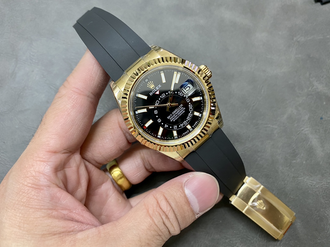 Vista completa en la muñeca de un Rolex Sky-Dweller super clon con esfera negra y brazalete Oysterflex.
