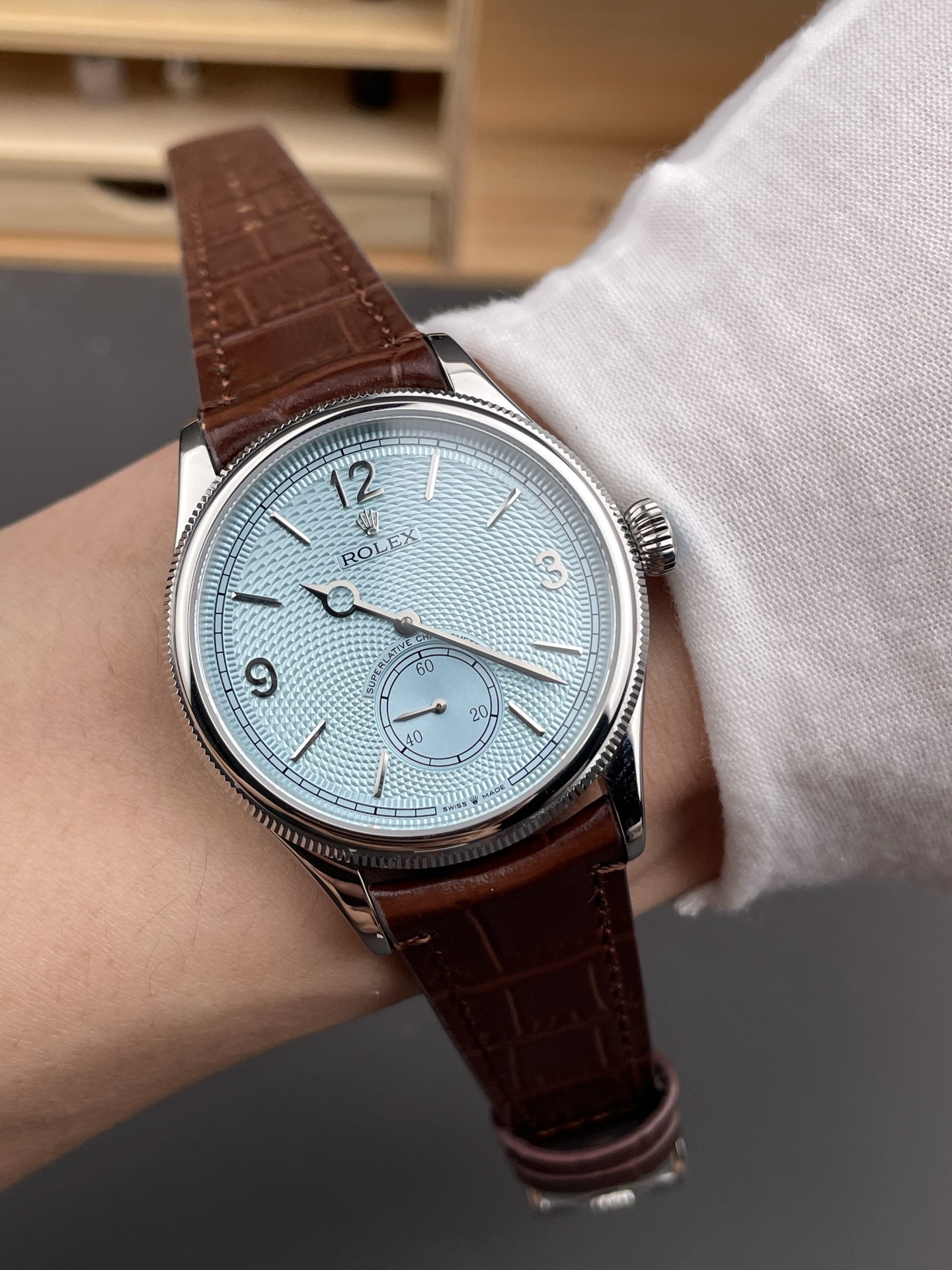 Rolex 1908 super clone avec cadran bleu glacier et bracelet en cuir marron