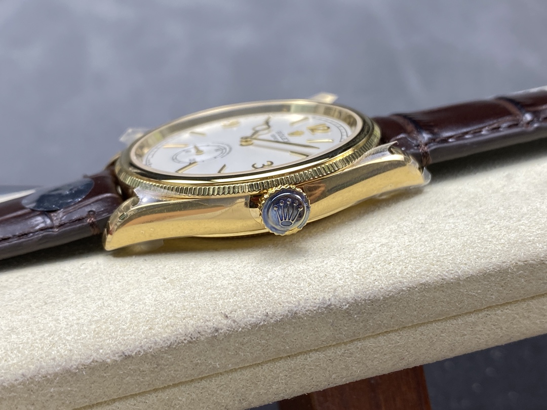 Clon Rolex de alta gama: precisión y estética clásica suiza 8 Perfil de la caja dorada y corona con el emblema Rolex en el clon