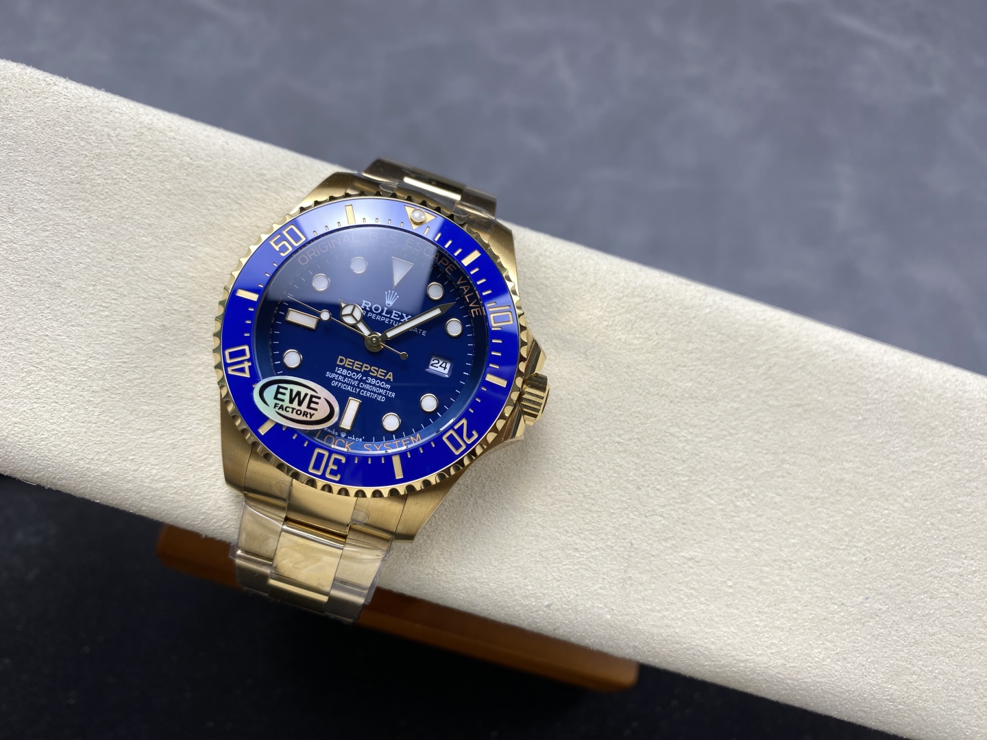 Reloj replica Rolex Deepsea en oro y azul con etiqueta EWE Factory