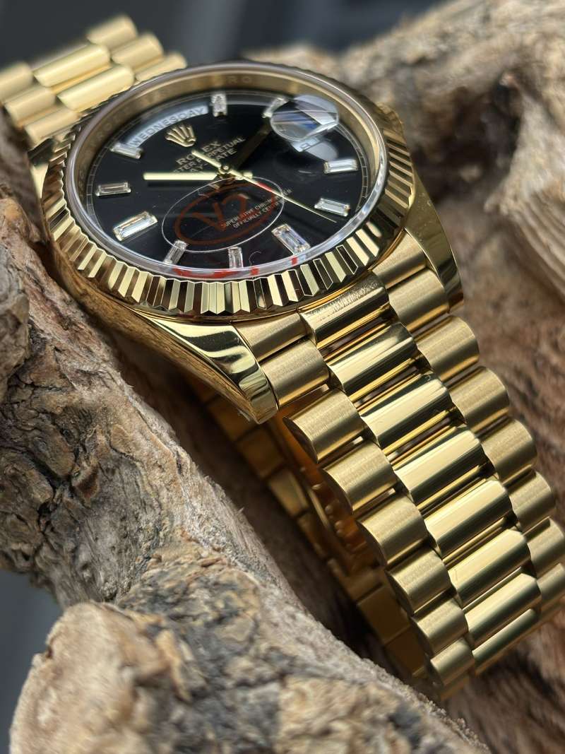 Rolex Day-Date replica 3255 yellow gold side angle bracelet and fluted bezel detail