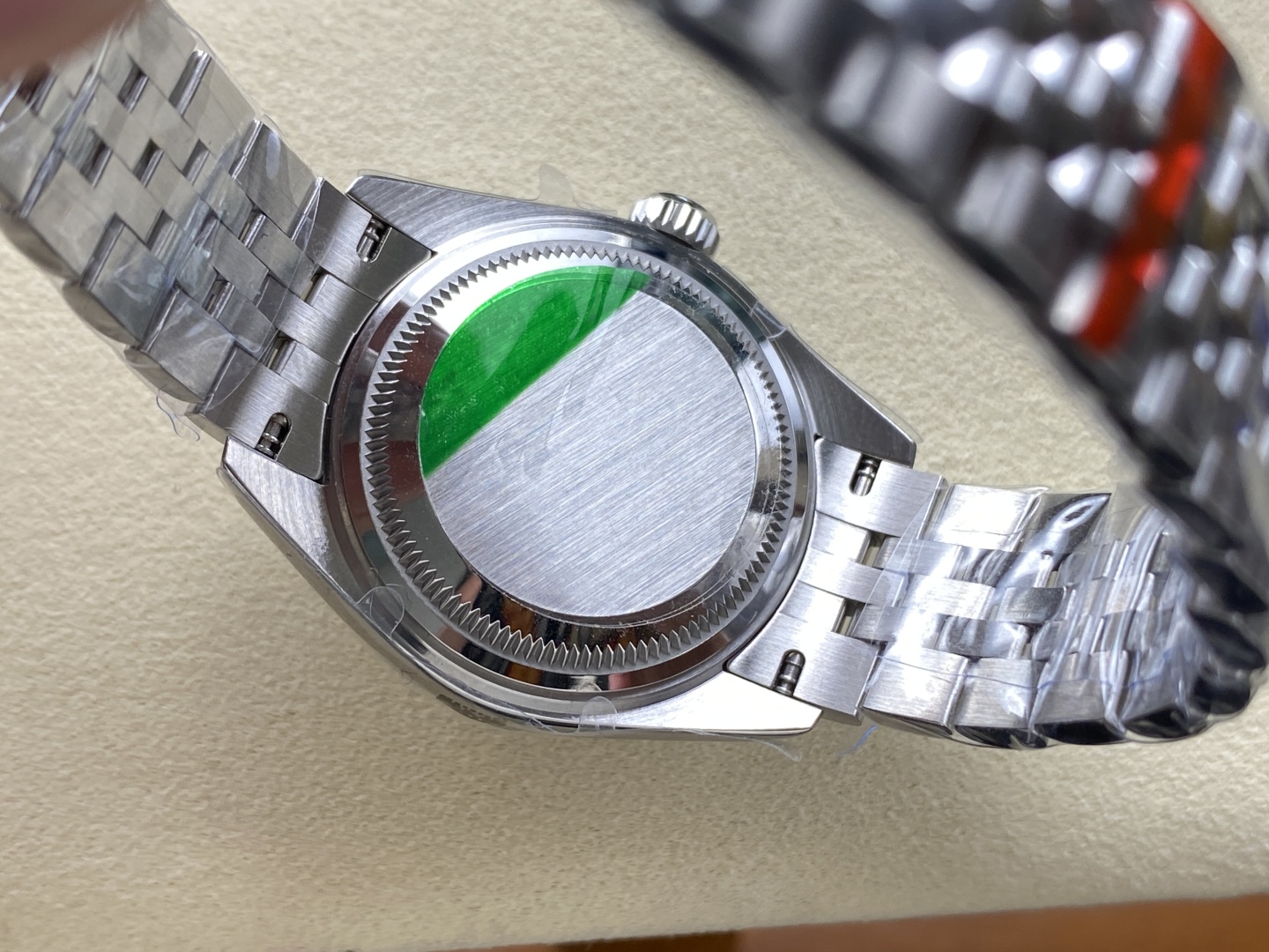Fondo de caja de réplica Rolex con pegatina verde y acabado cepillado