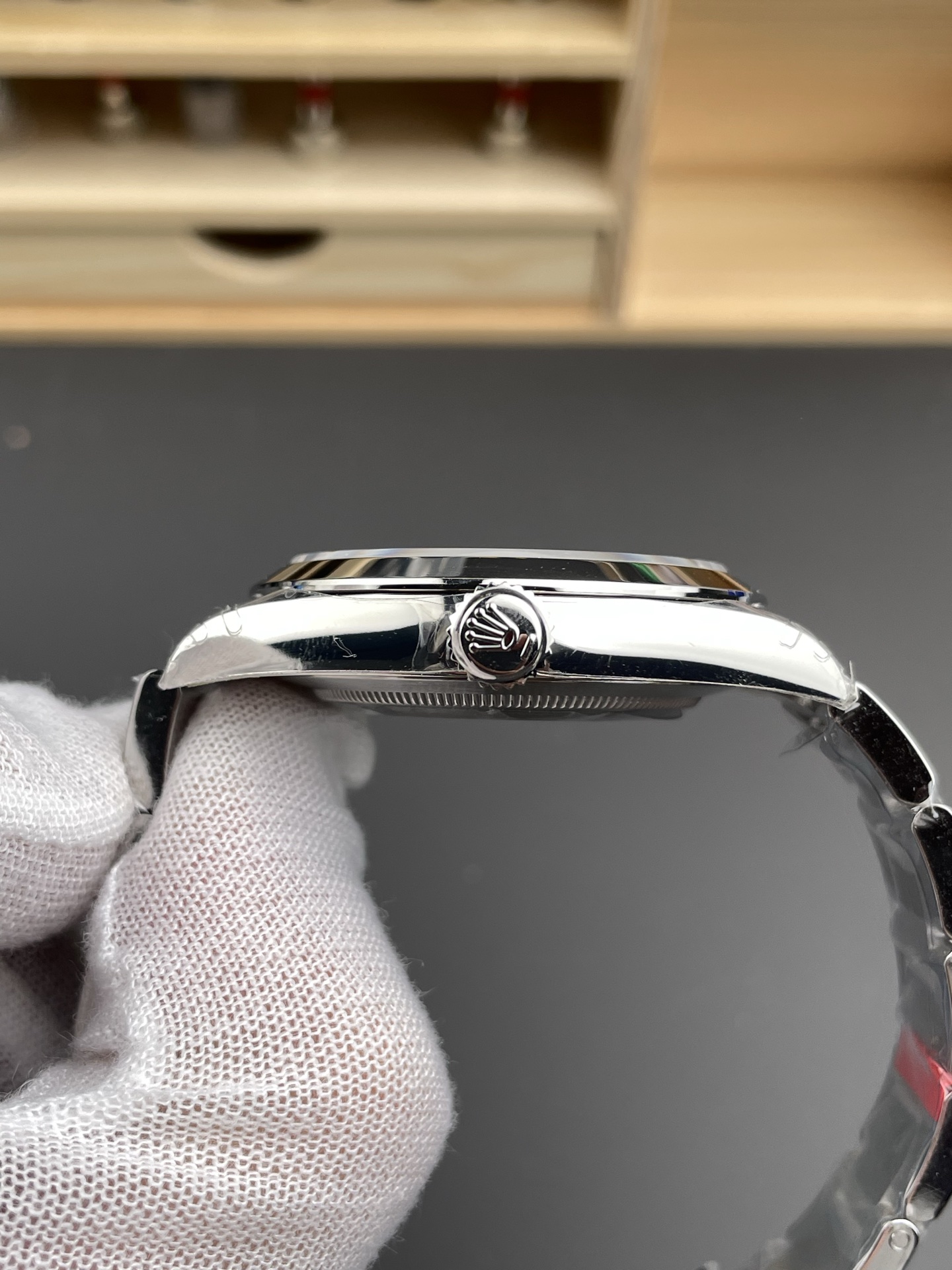 Seitliche Profilansicht einer Rolex-Clone-Uhr mit polierter Gehäuseflanke, verschraubter Krone und flachem Glas