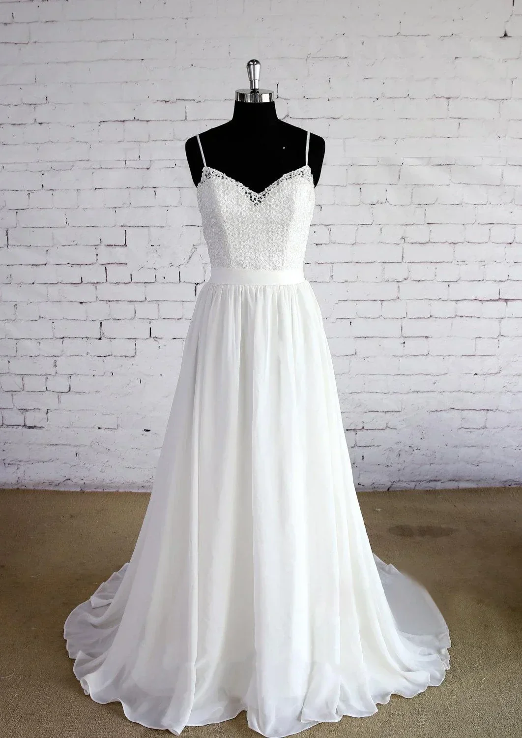 Spaghetti Strap A-Line Chiffon Sleeveless Zipper Backless Wedding Dress with Lace