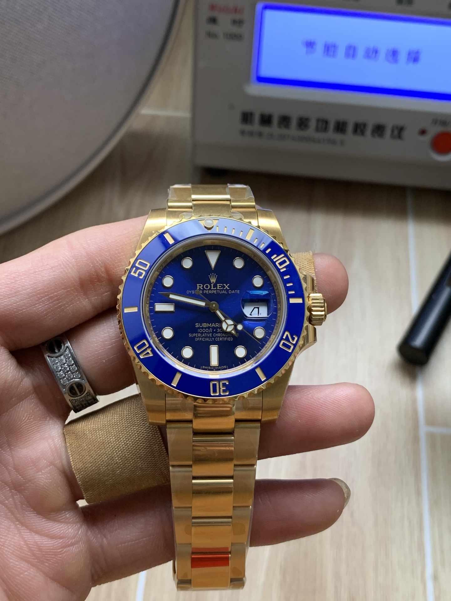 Seitenansicht der goldfarbenen Taucheruhr Replika mit Krone, blauem Lünette und präziser Verarbeitung
