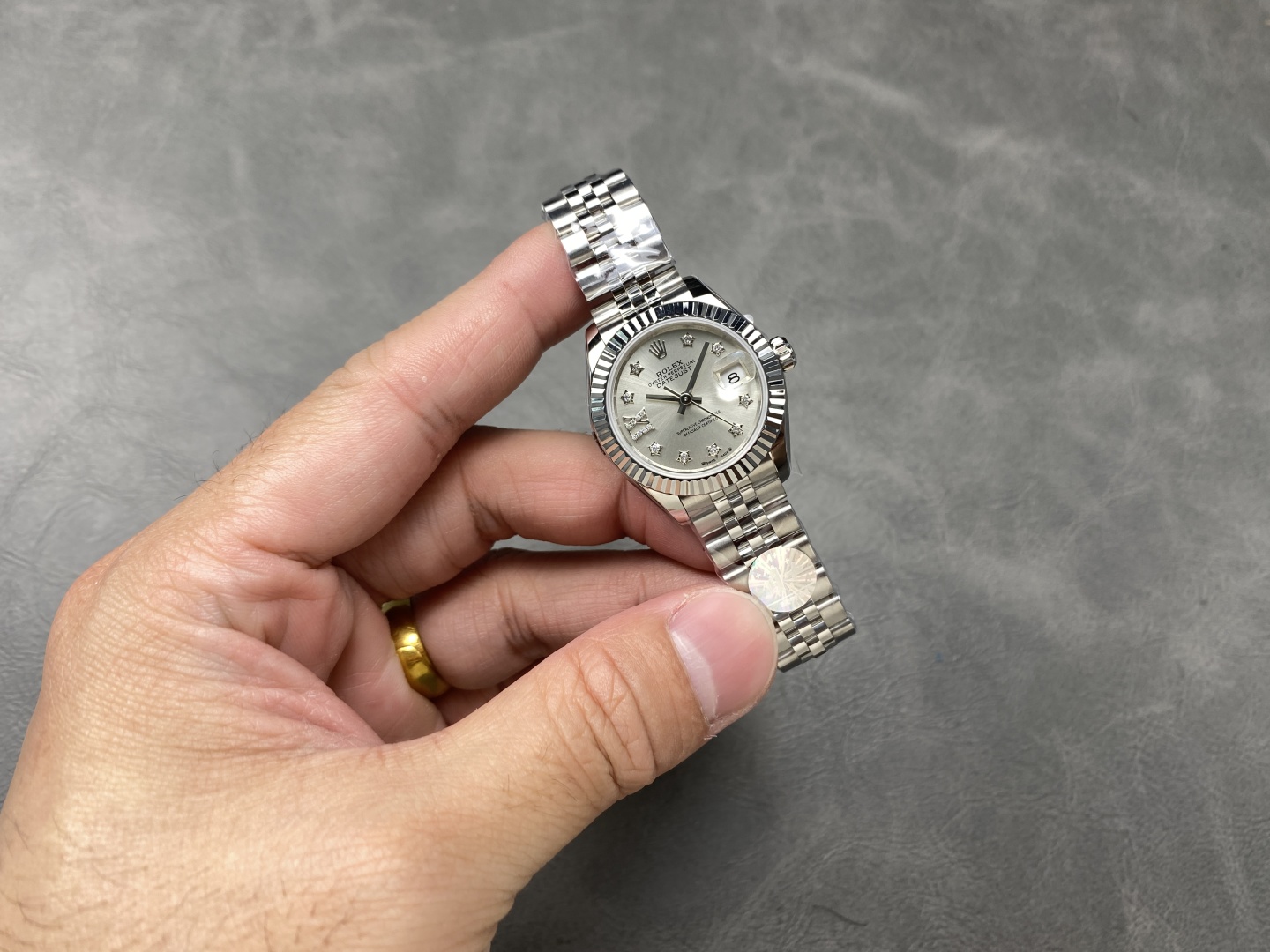 Reloj Rolex falso de primera calidad en la mano - comparativa de fábricas