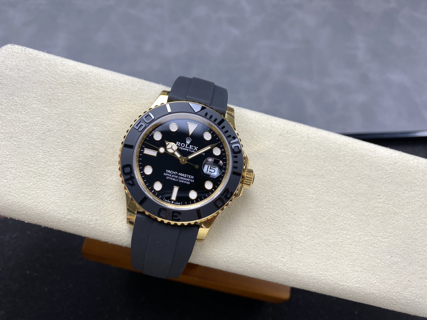 Vista en angulo del Yacht-Master sobre expositor de terciopelo