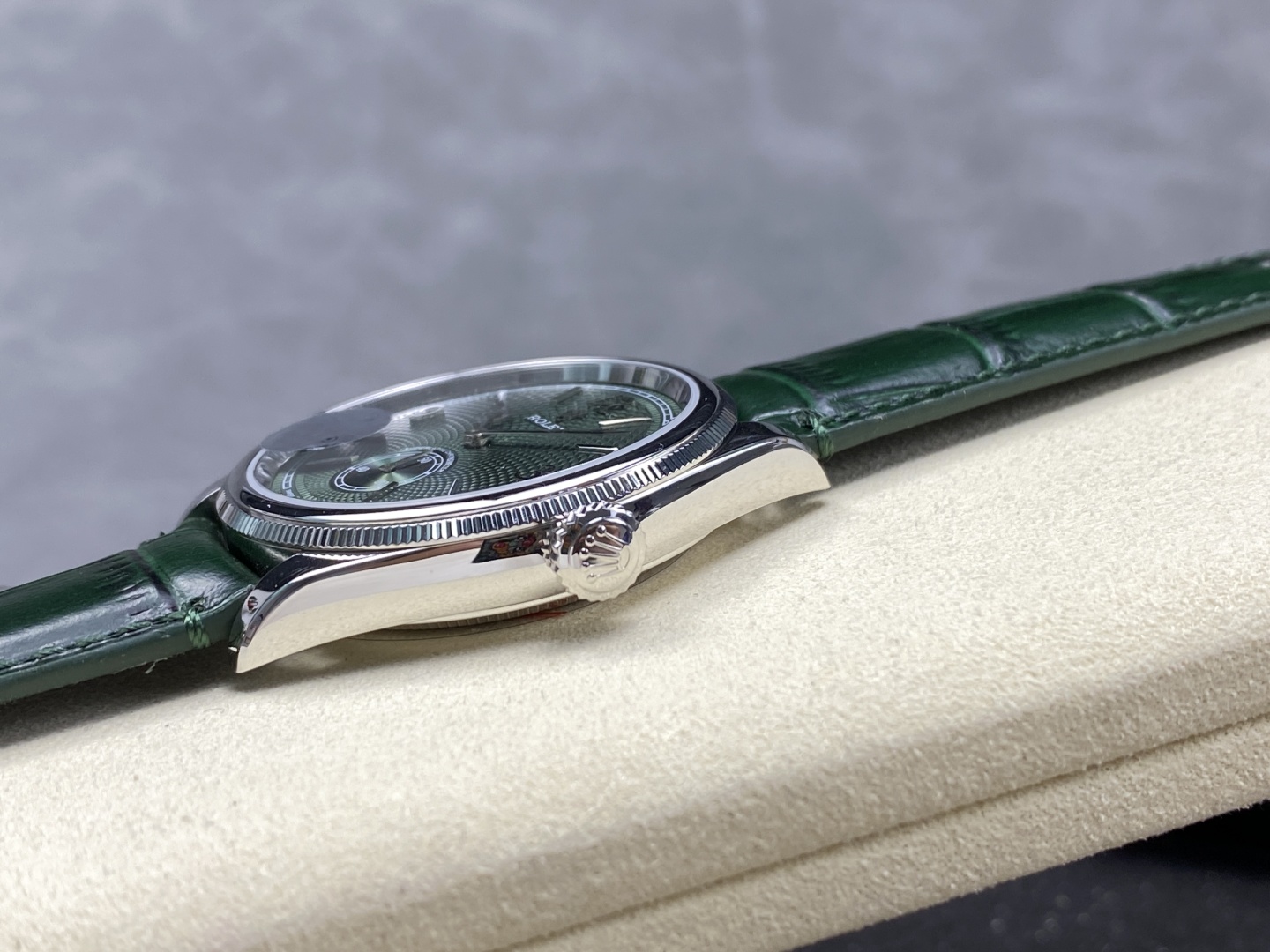 Profilo laterale cassa Rolex replica con corona e ghiera