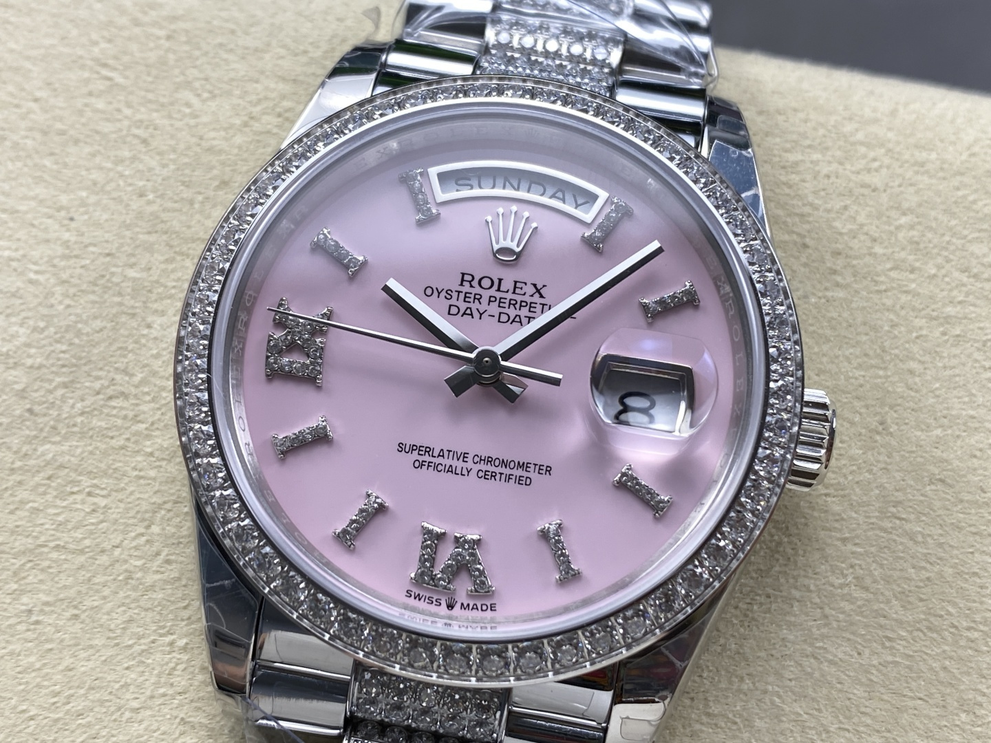 Rolex Day-Date replica roze wijzerplaat met diamanten indexen en datumvenster