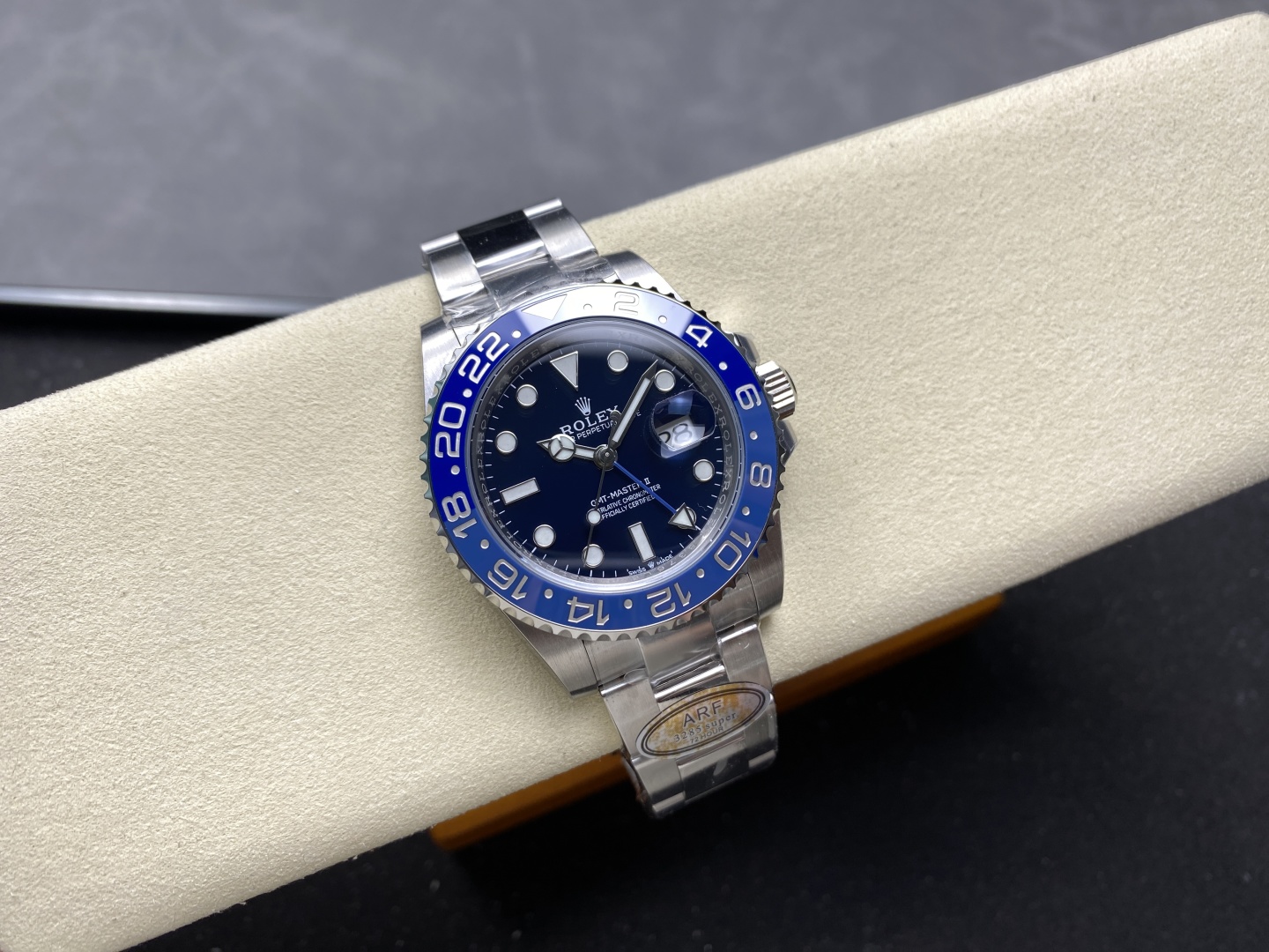 Detailansicht des Zifferblatts und der leuchtenden Zeiger einer Premium 3285 Rolex Replik