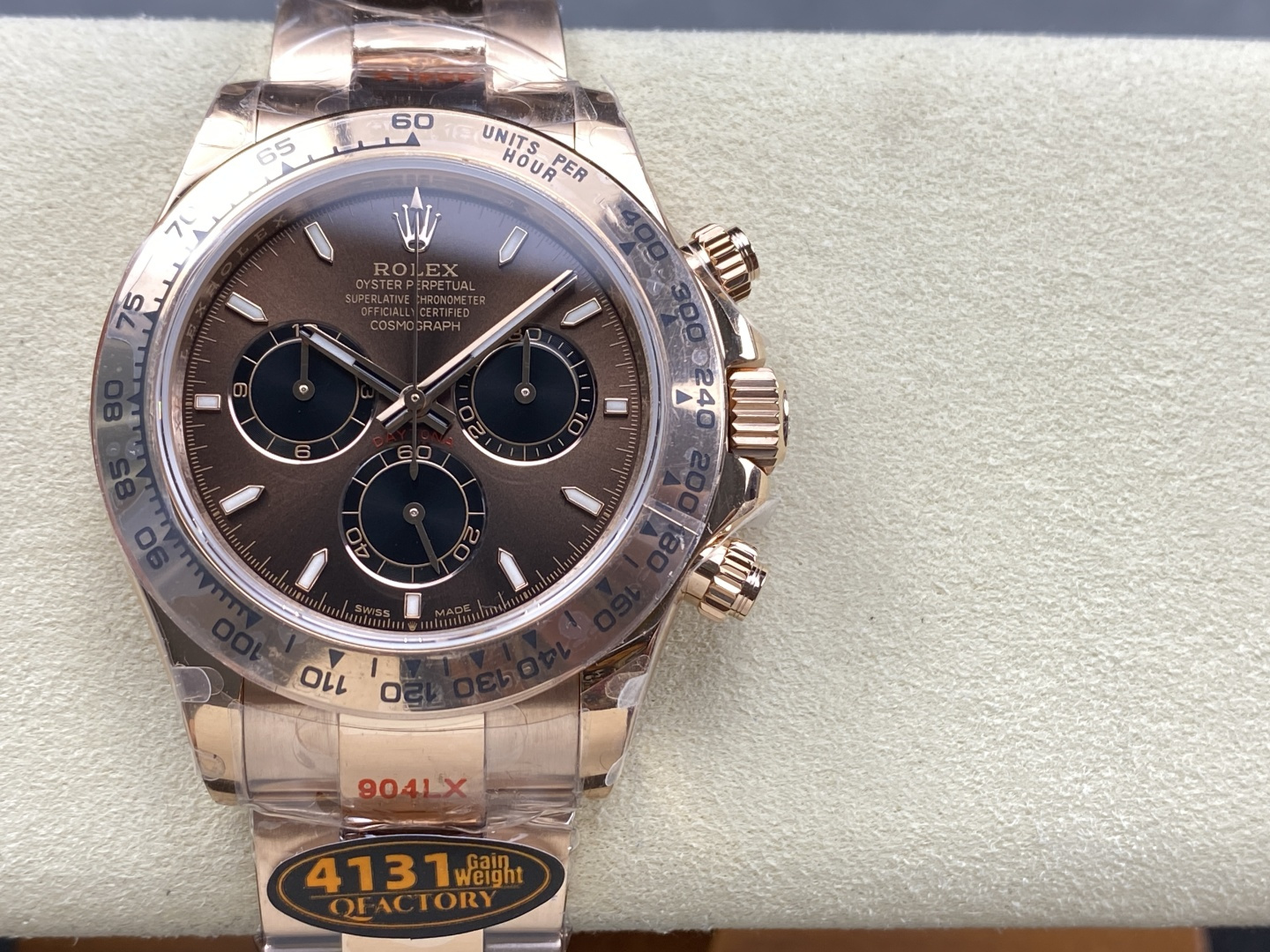 Detailansicht des braunen Zifferblatts der Rolex Daytona Replik mit Subdials und 4131 QFACTORY Sticker