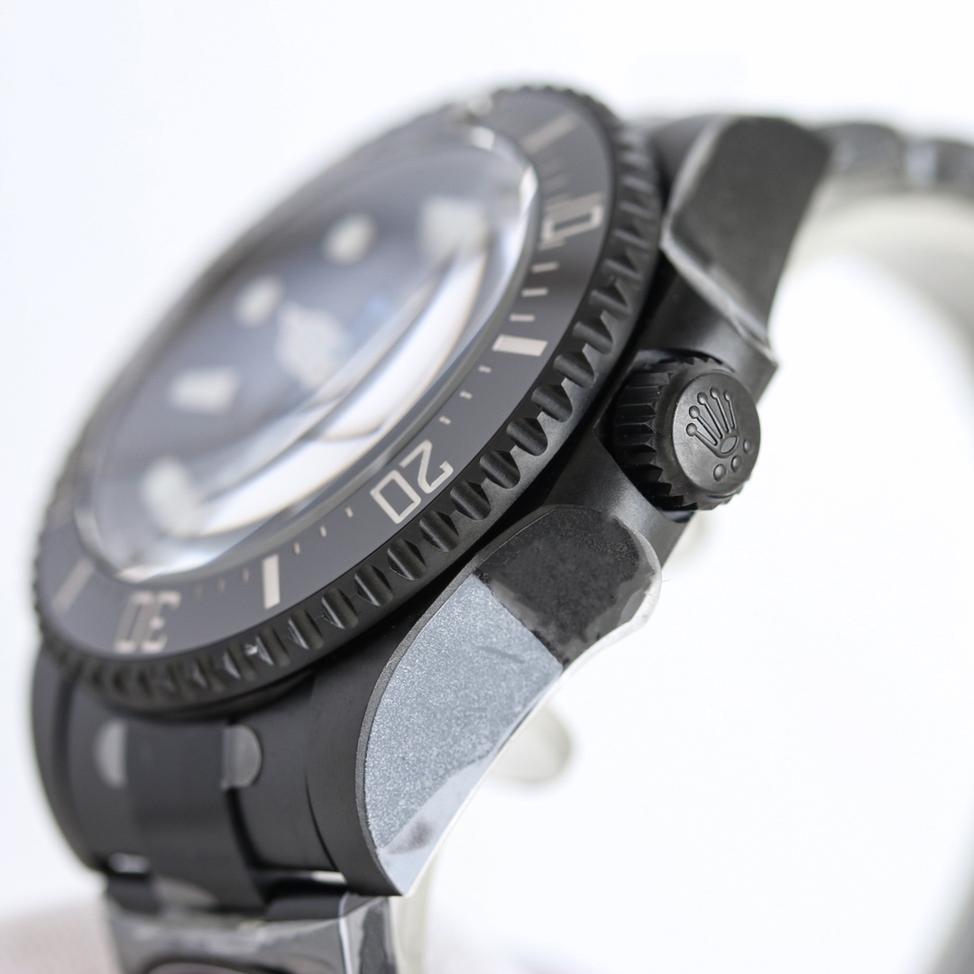 Couronne et carrure d'une copie Rolex modifiée noir mat