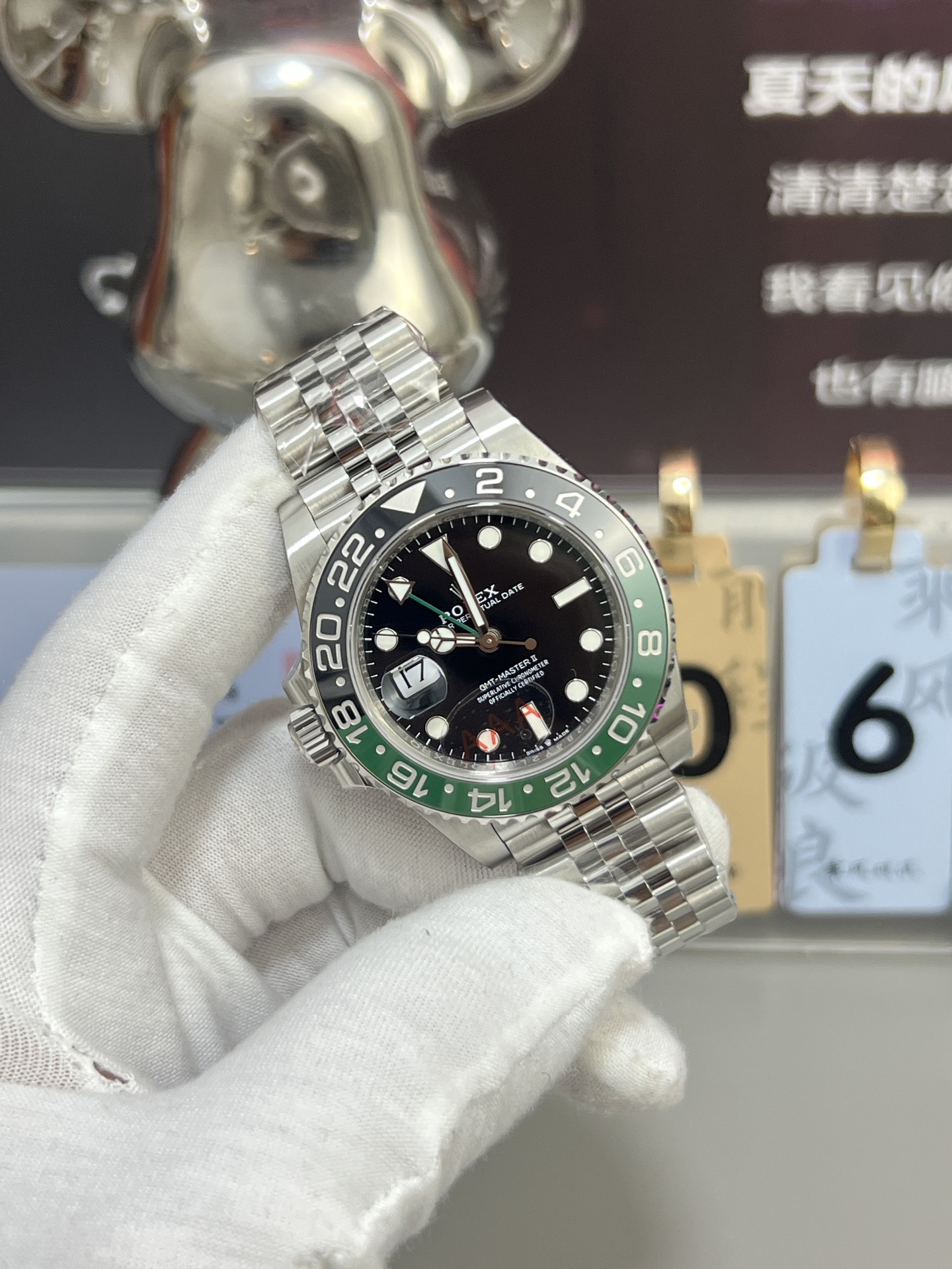 Rolex GMT-Master II avec lunette verte et noire en vue inclinée montrant les détails du cadran et du bracelet jubilé