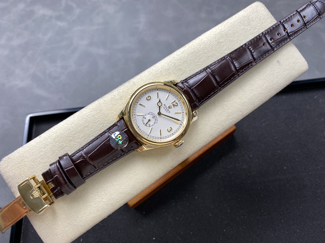 Clon Rolex de alta gama: precisión y estética clásica suiza 9 Vista superior del clon Rolex con correa de piel marrón y hebilla dorada