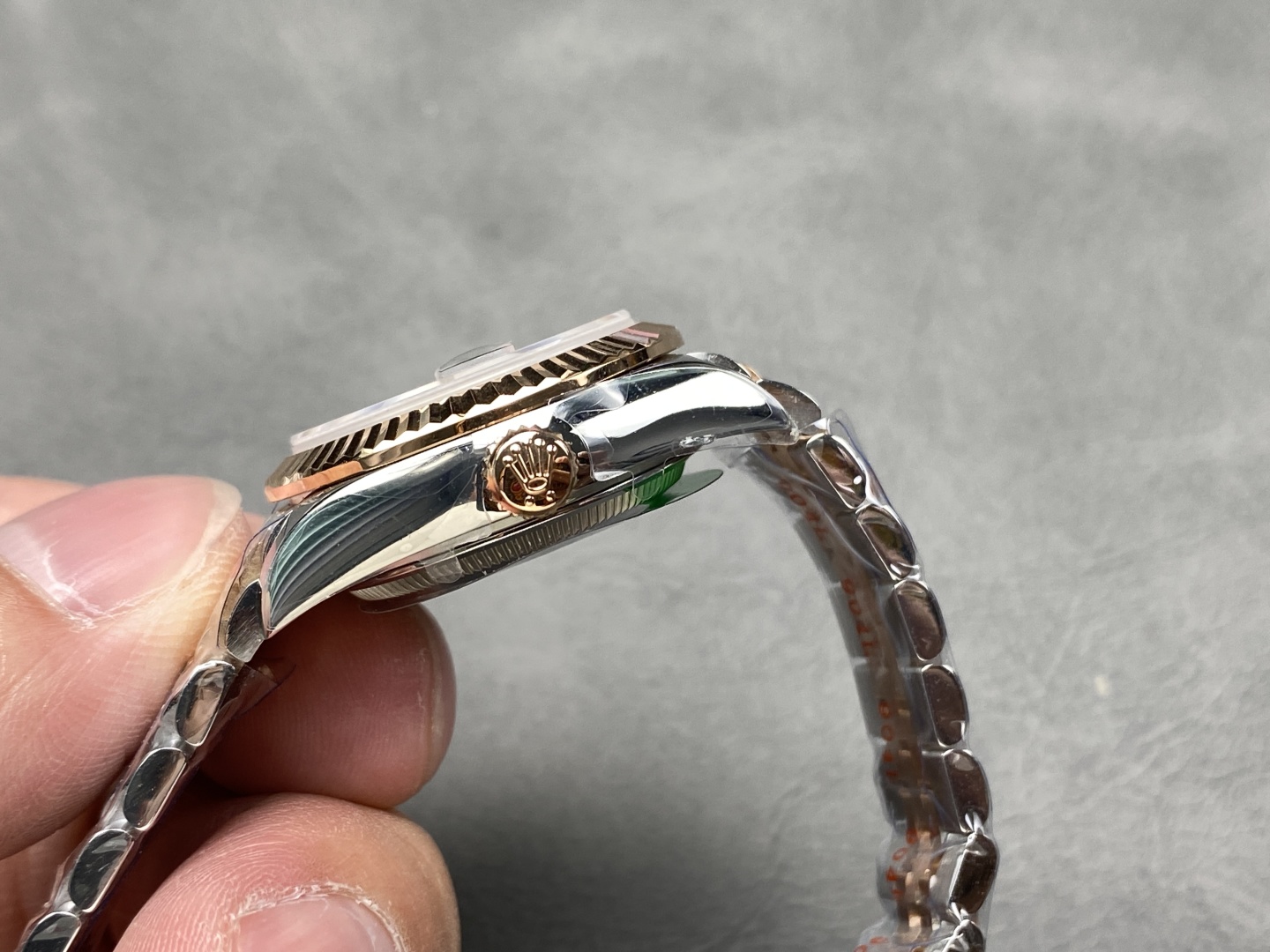 Rolex Datejust 36 Super Clone Seitenansicht mit Kronen-Schutz und Fluted-Lunette