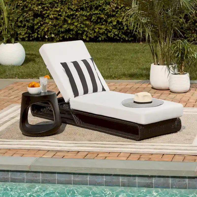 SAFAVIEH Outdoor Vale Chaise Lounge Chair with Cushion - 24W x 78D x 31H