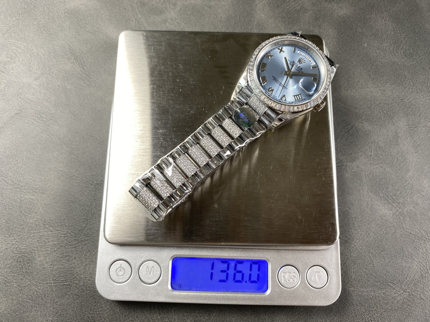 Rolex Day-Date replica weight measurement 136.0g on electronic scale