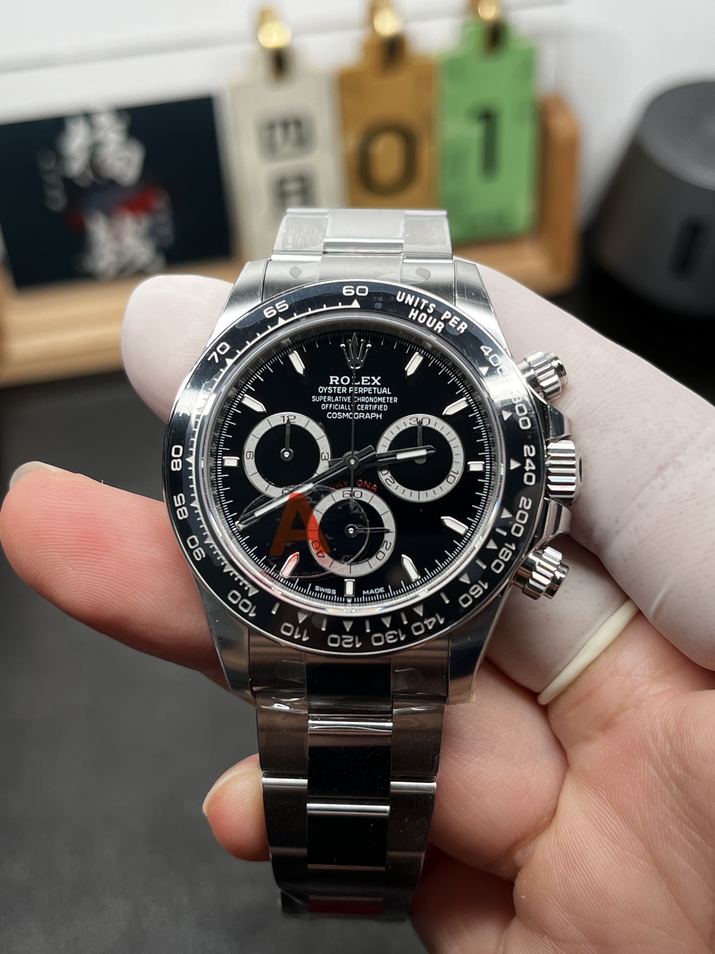 Sort kronograf armbåndsur set forfra med tachymeter-kant