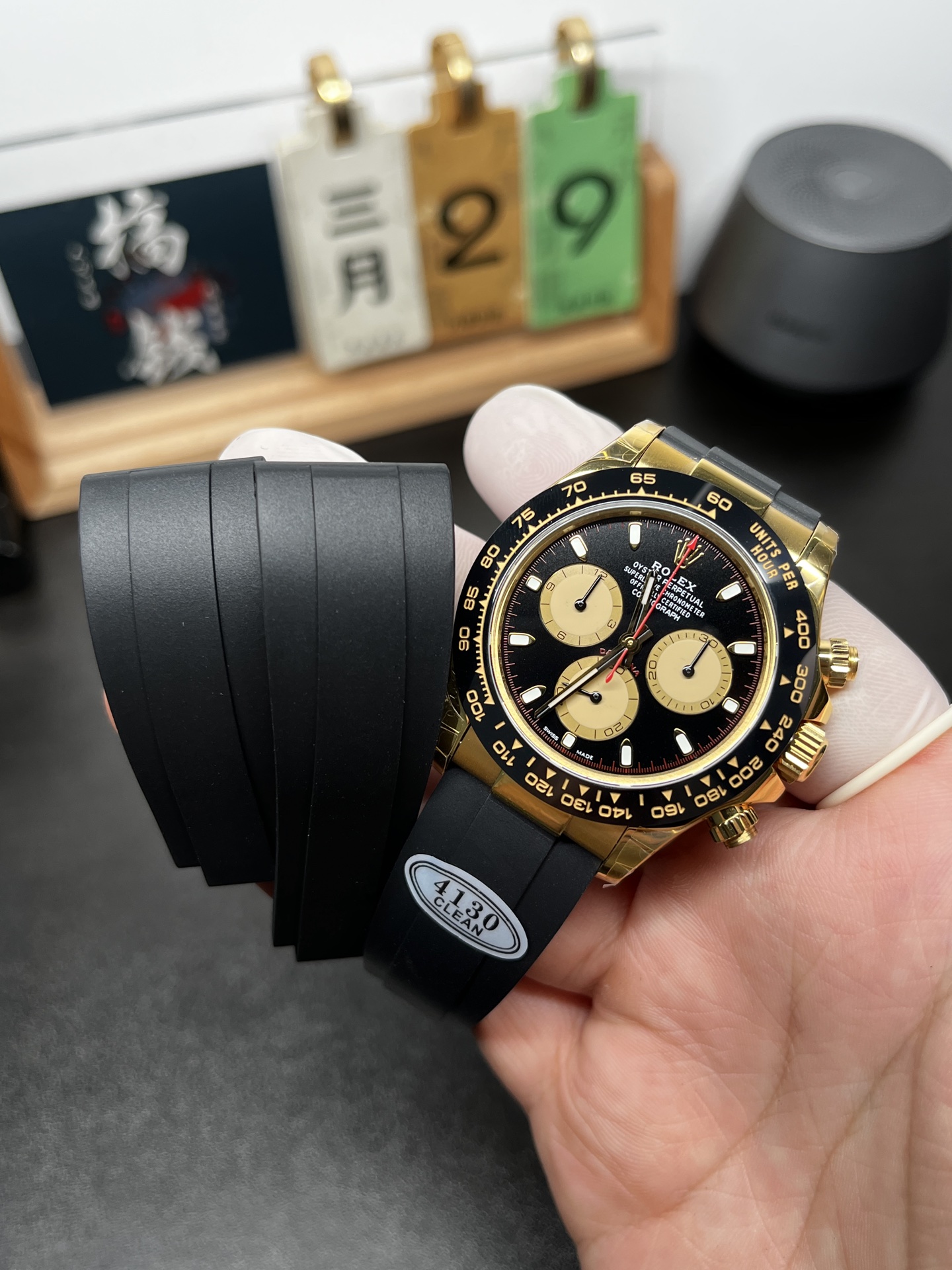 Clean Factory 4130 Rolex Daytona replica with extra black Oysterflex strap pieces