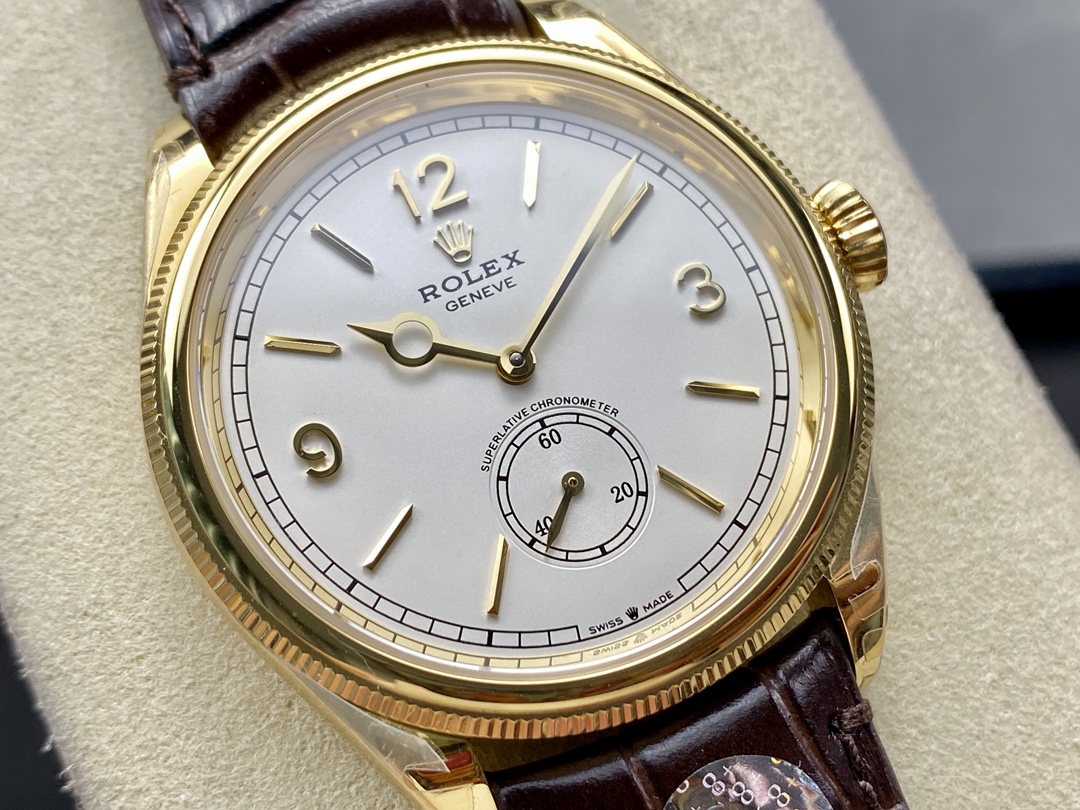 Clon Rolex de alta gama: precisión y estética clásica suiza 6 Cara frontal del reloj Rolex clon con esfera blanca y números dorados