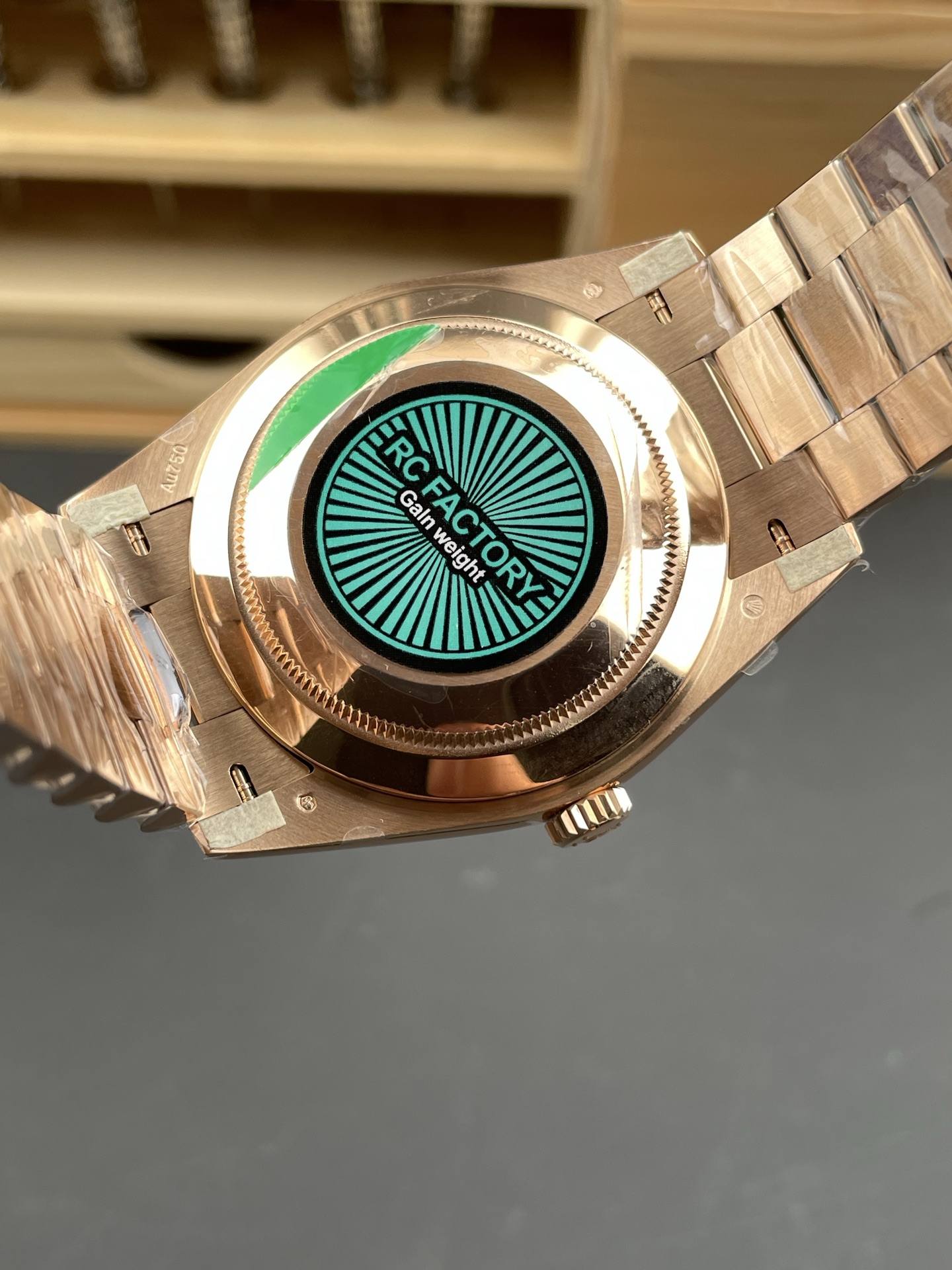 Rose gold replica watch caseback with RC Factory gain weight sticker and bracelet links