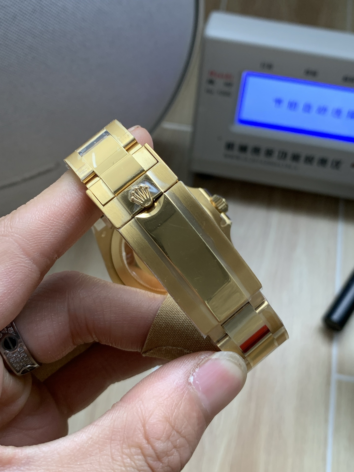 Rückansicht der Uhr mit transparentem Gehäuseboden und sichtbarem 3235 Uhrwerk, Rotor mit '3235' und 'GENEVA SWISS' Gravur