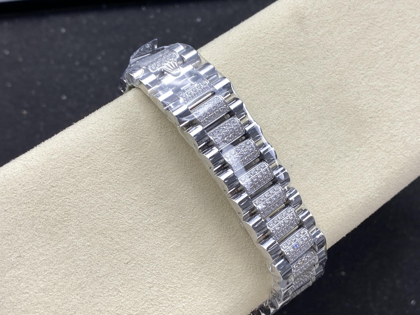 Diamond-set bracelet and clasp of a luxury replica watch
