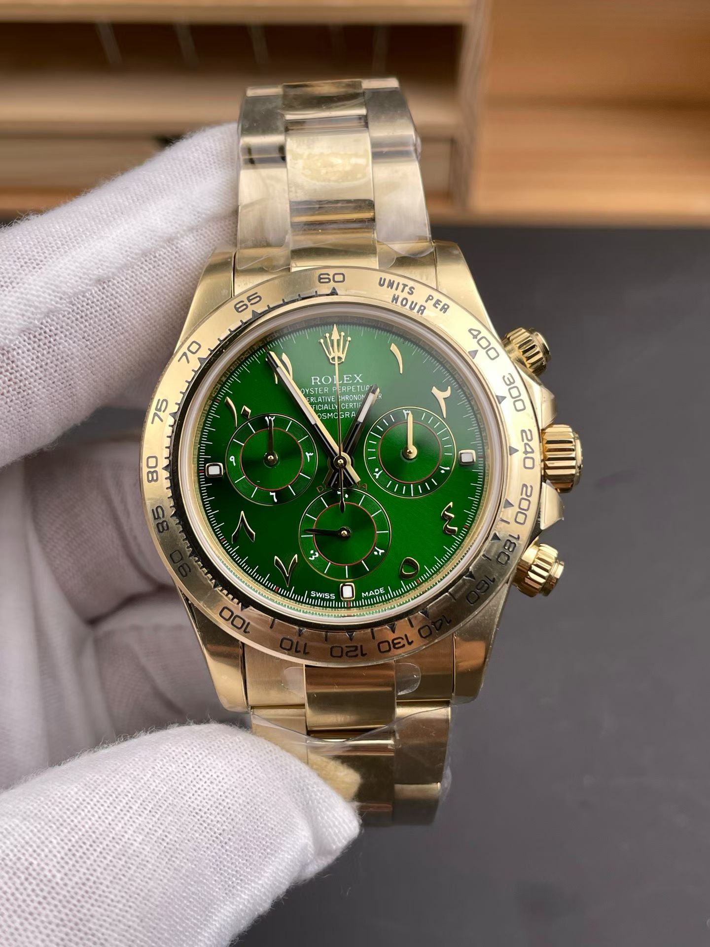 Front view of green dial gold Rolex Daytona replica watch