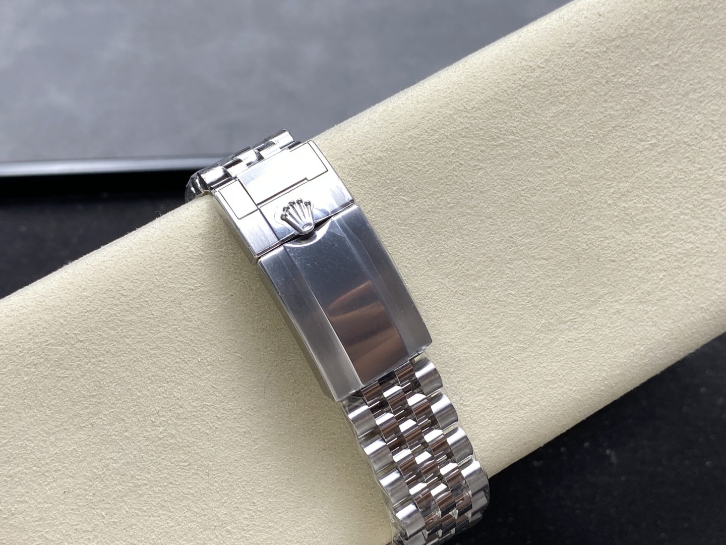 Detailaufnahme des polierten und gebürsteten Oyster-Armbands mit Schließe und Rolex-Krone Logo der 3285 Replik