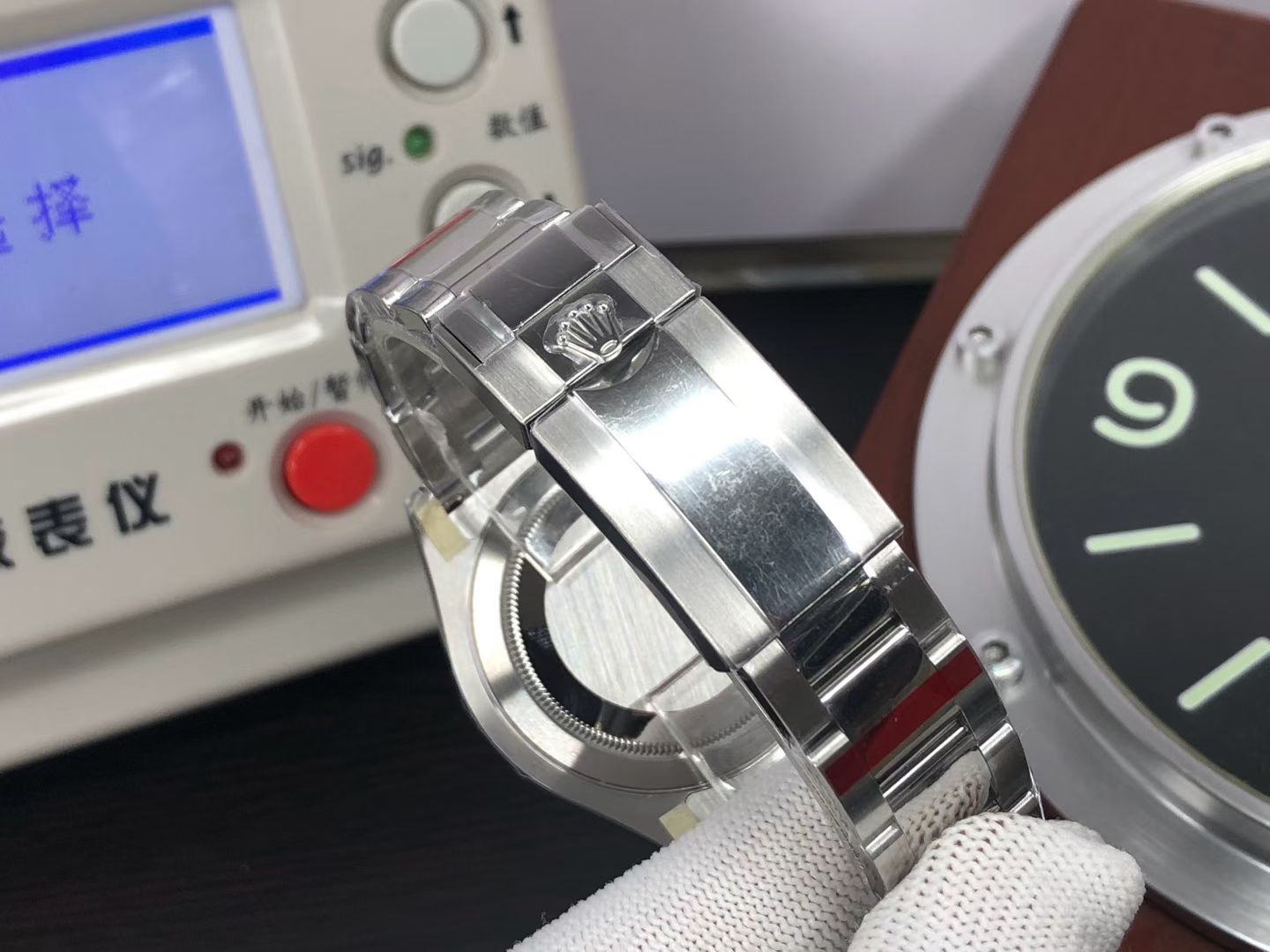 Rolex Yacht-Master replica clasp and bracelet finishing close view