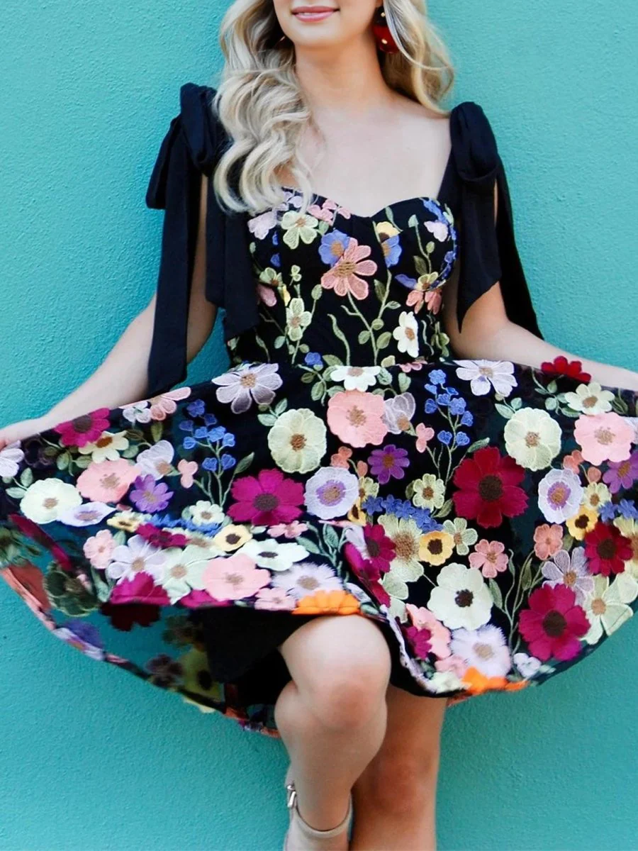 Black - Sweetheart Bow Strap A-Line Homecoming Dress With Floral Appliques