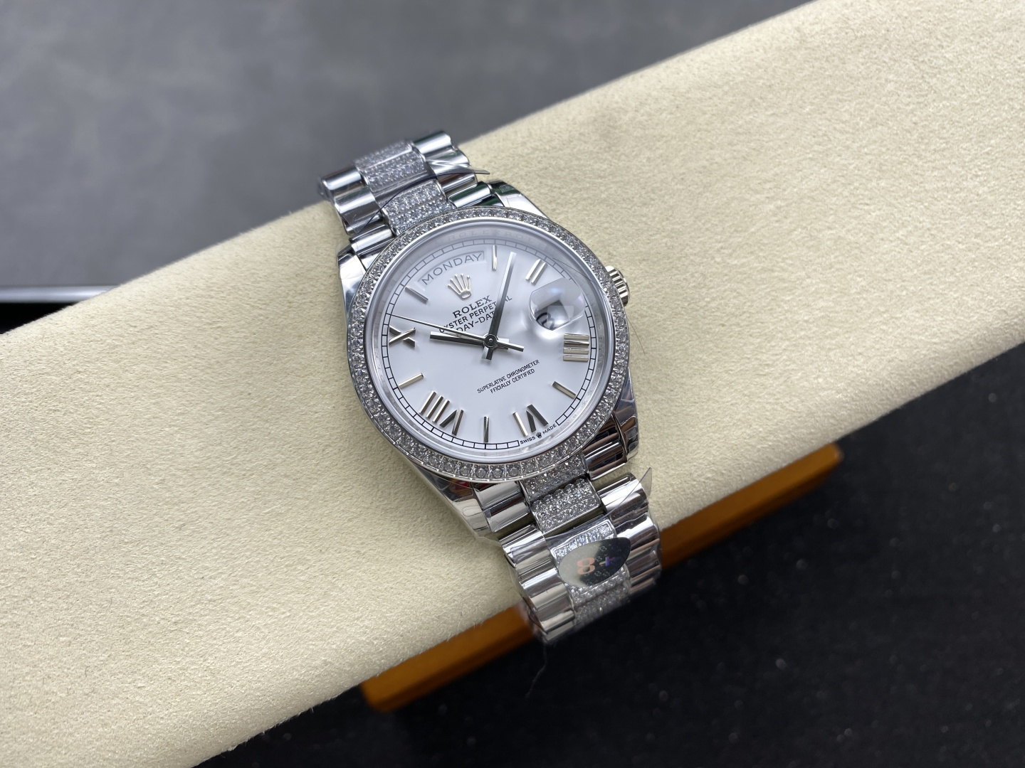 Rolex Day-Date 40 replica platliggend met diamanten bezel en wijzerplaat