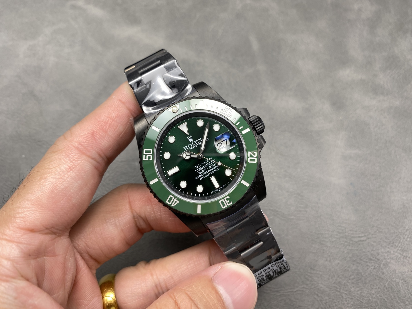 Angle de la montre Rolex replique avec lunette verte et couronne