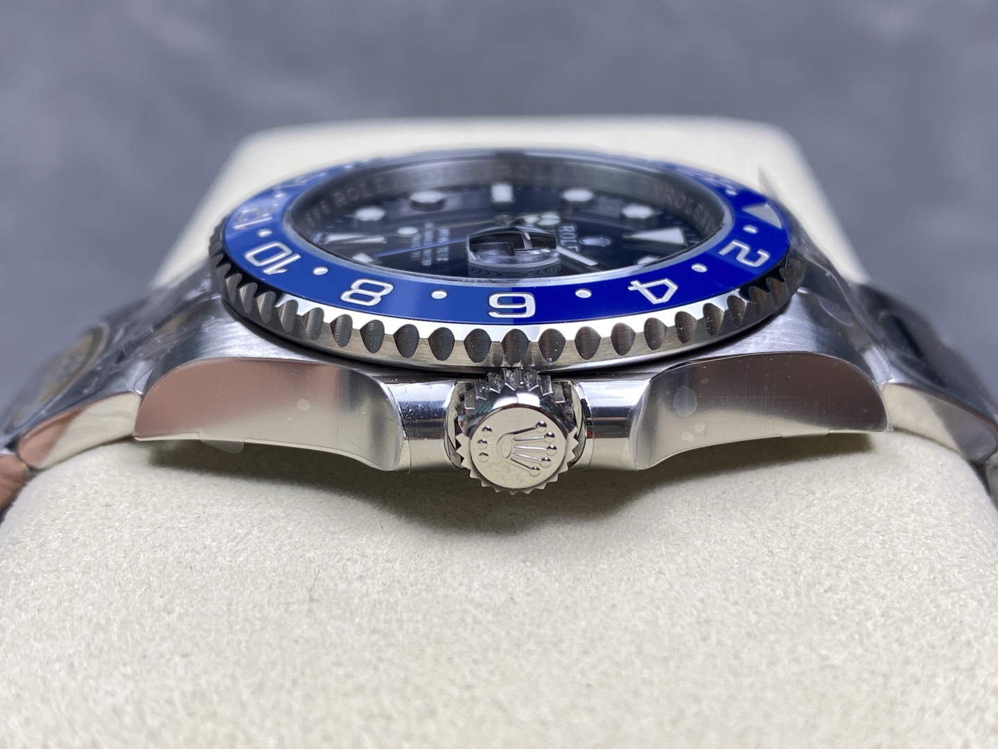 Seitenansicht der Krone und Keramiklünette einer hochwertigen gefälschten Rolex GMT-Master II