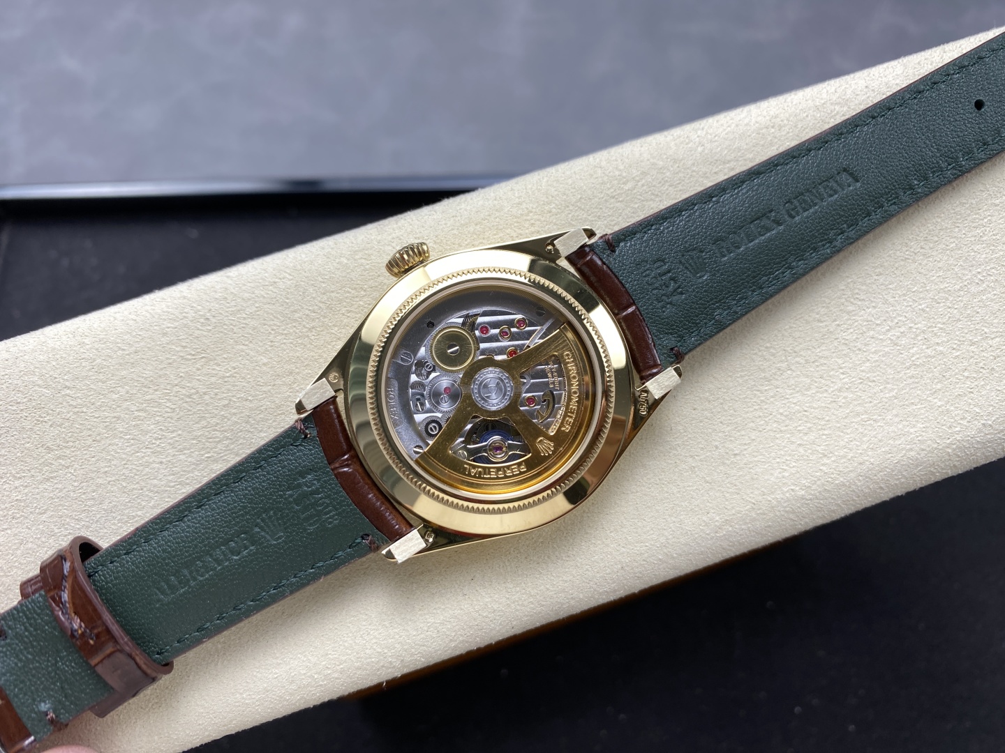 Offener Gehäuseboden einer Rolex 1908 Clone Uhr mit sichtbarem Automatikwerk, Rotor und grünem Lederfutter