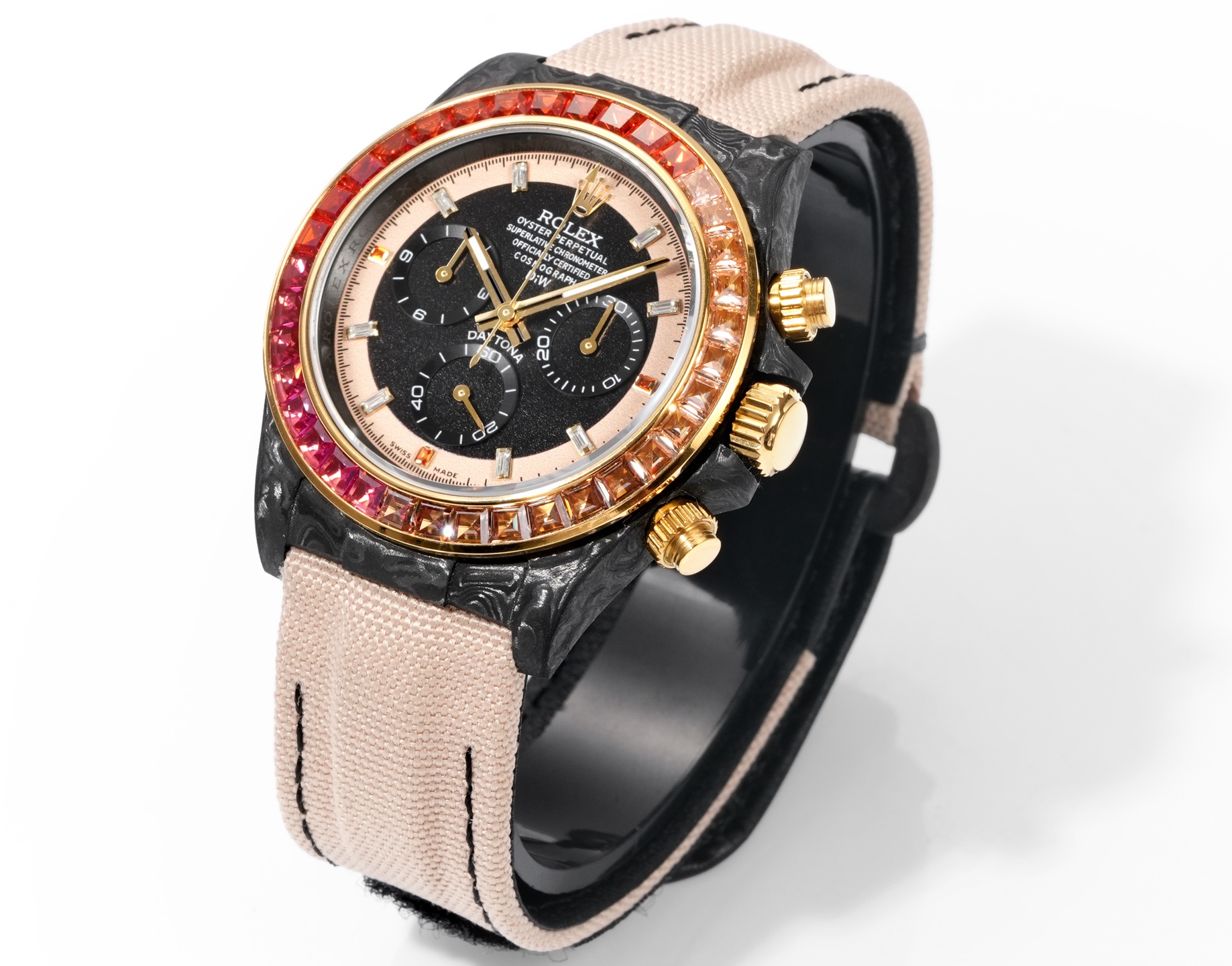 Schragansicht der Rolex Daytona Replik mit bunter Lunette und Carbon Gehause