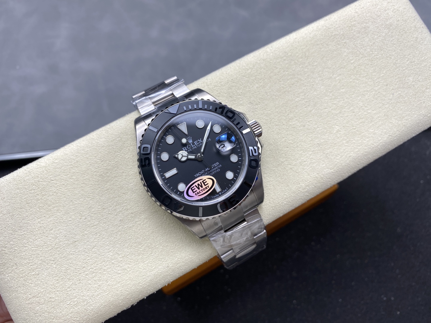 Rolex Yacht-Master replica con bisel negro y movimiento VS3235 - vista frontal con pegatina de fábrica EWE