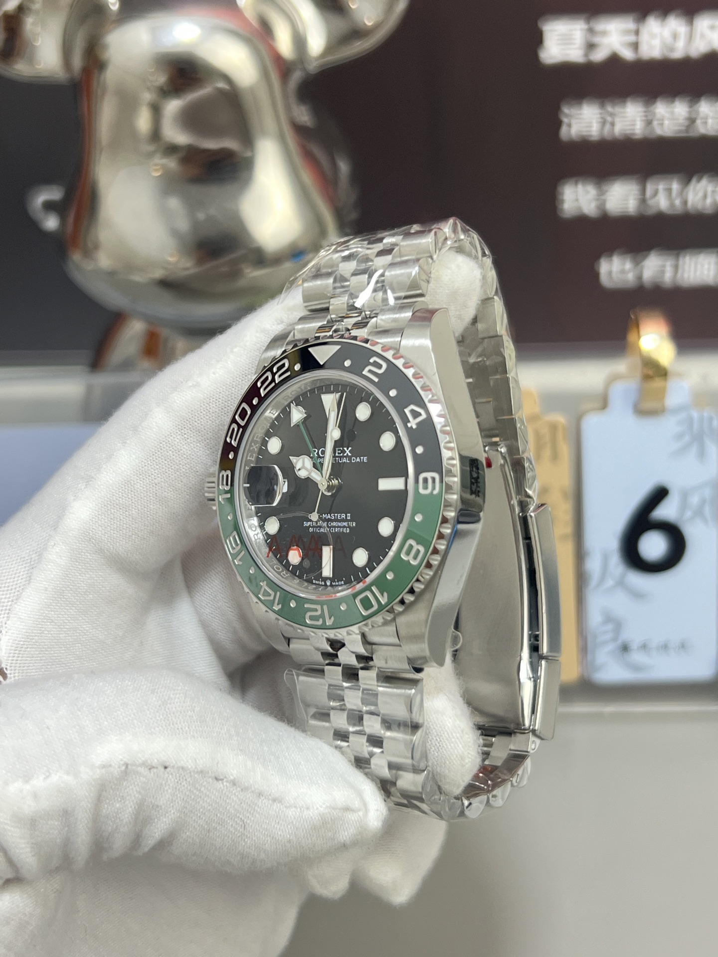 Profil latéral de la Rolex GMT-Master II montrant l’épaisseur du boîtier et la construction du bracelet jubilé