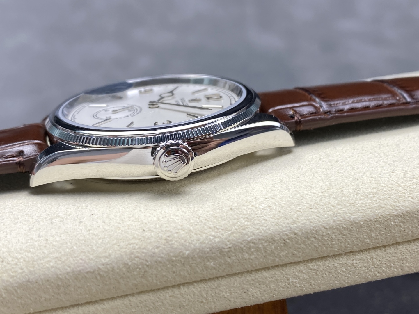 Vista laterale della replica Rolex 1908 con corona, lunetta scanalata e profilo sottile