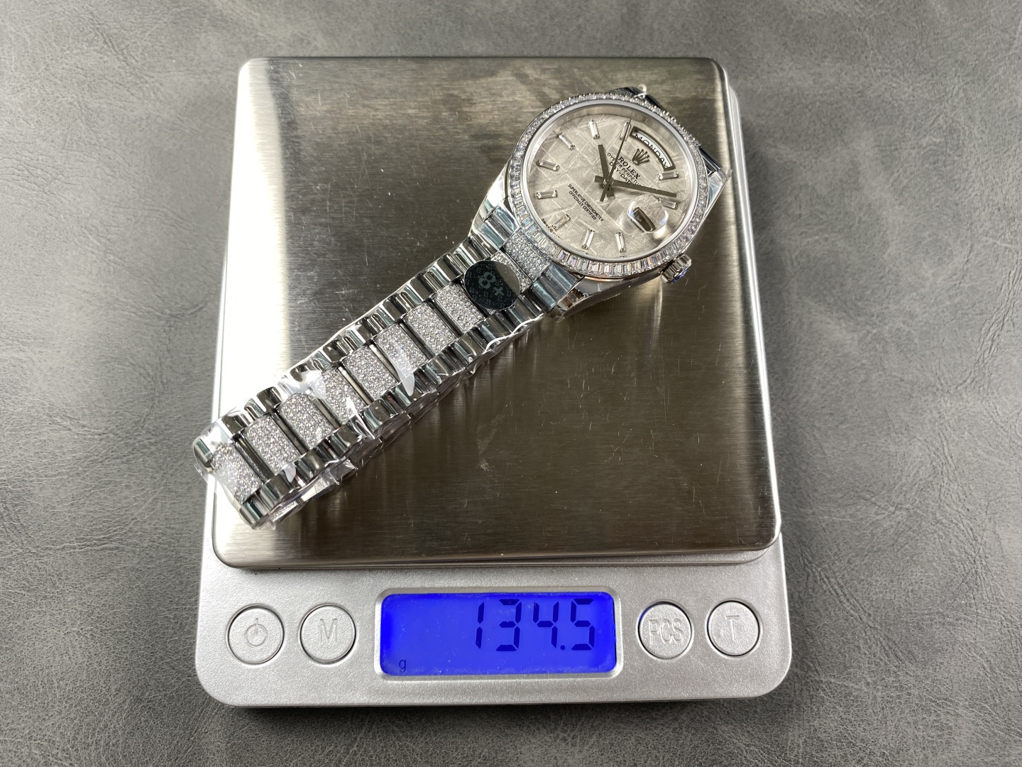 Weight measurement of the replica watch on a scale