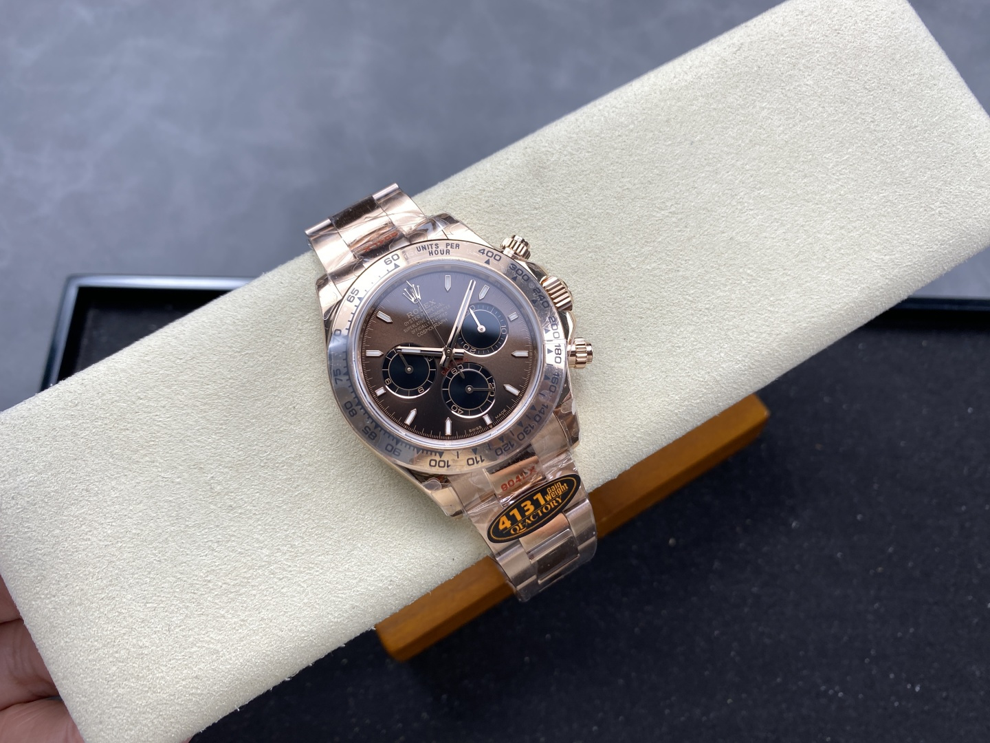 Angestellte Ansicht der Roségold Rolex Daytona Replik mit Fokus auf Zifferblatt und Tragegefühl