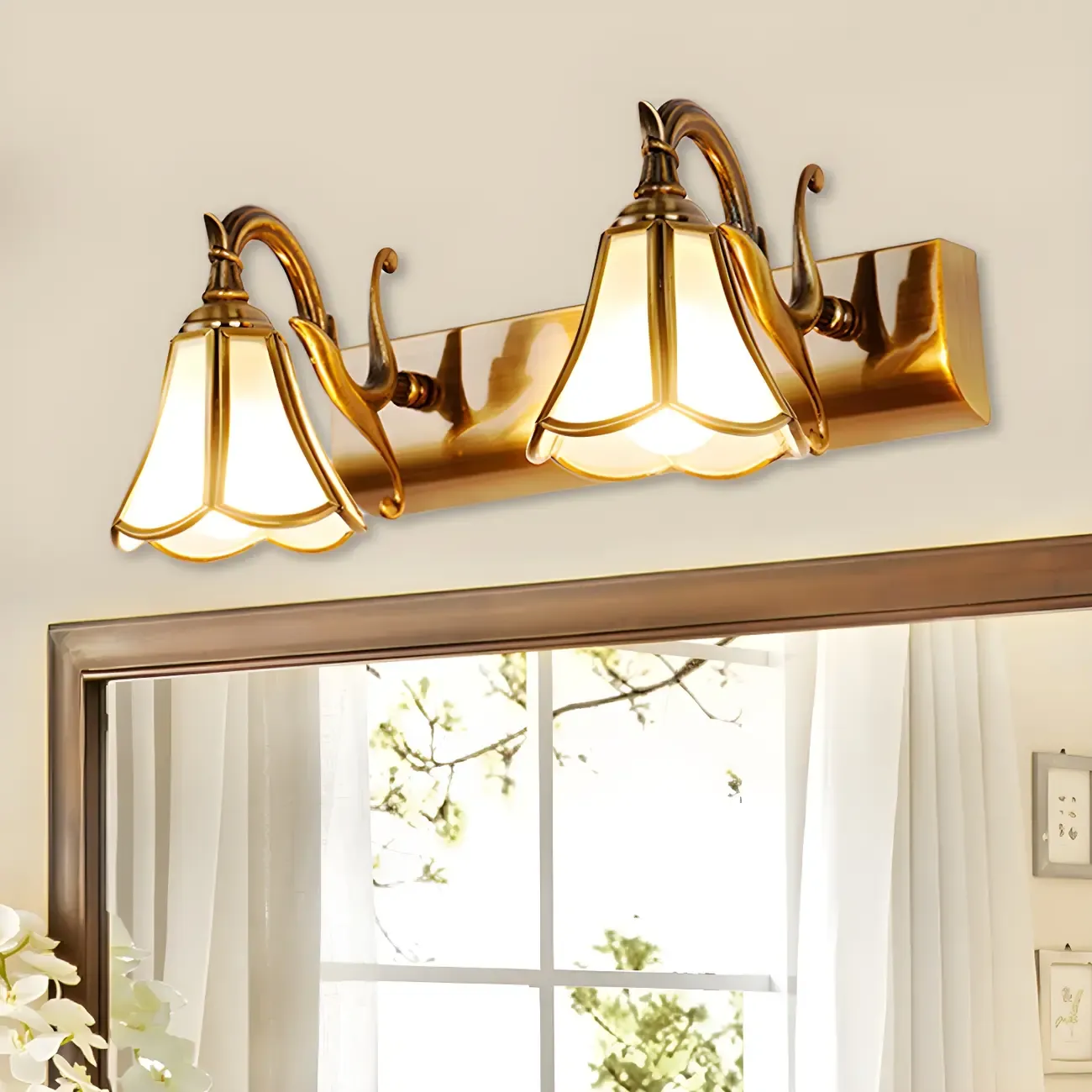 Traditional Brass Vanity Light with Bloom Shape for Bathroom